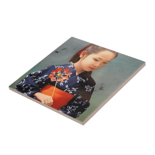 小さくかわいい日本の女の子の着物のポートレートの絵画 タイル (側面)