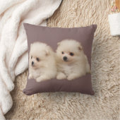 小さくてふわふわした白いポメラニア犬の子犬枕 クッション (ブランケット)