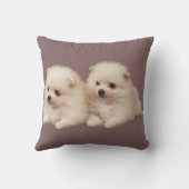 小さくてふわふわした白いポメラニア犬の子犬枕 クッション (裏面)