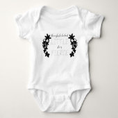 "小さくとも激しく" ミッドサマー ベビーボディスーツ (正面)