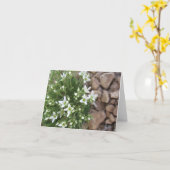 小さく白い野生の花および石Notecard カード (黄色い花)