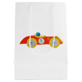 小さく赤いロードスターのレースカーの子供の第1誕生日 ミディアムペーパーバッグ (裏面)