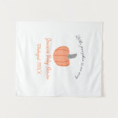 小さなかぼちゃがオレンジとグレーのベイビーシャワーの道にやってくる タペストリー (正面(横))