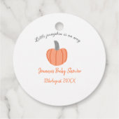 小さなかぼちゃがオレンジ色の灰色の赤ちゃんシャワーAに行く フェイバータグ (裏面)