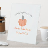 小さなかぼちゃがオレンジ色の灰色の赤ちゃんシャワーAに行く 台座サイン (インサイチュ)
