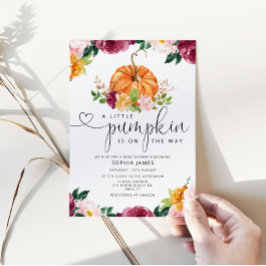 小さなかぼちゃが赤ちゃんシャワーの途中にある 招待状