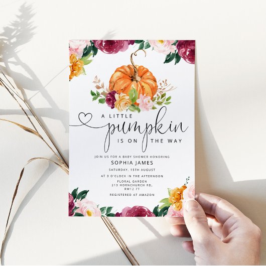 小さなかぼちゃが赤ちゃんシャワーの途中にある 招待状