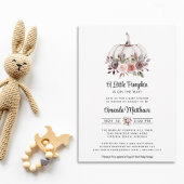 小さなかぼちゃが赤ちゃんシャワーの途中にある 招待状