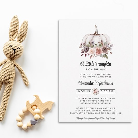 小さなかぼちゃが赤ちゃんシャワーの途中にある 招待状