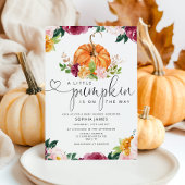 小さなかぼちゃが赤ちゃんシャワーの途中にある 招待状