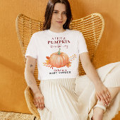 小さなかぼちゃが途中にある秋赤ちゃんシャワー Tシャツ