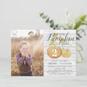 小さなかぼちゃのカスタム年齢誕生日パーティーの写真 招待状 (スタンド正面)