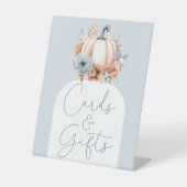 小さなかぼちゃの秋の赤ちゃんシャワーカードとギフト 台座サイン (正面)