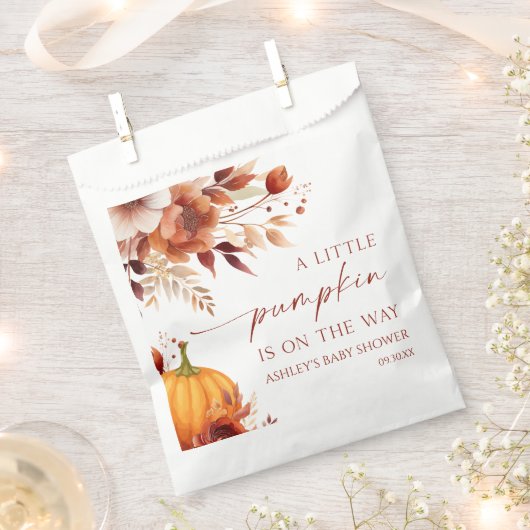 小さなかぼちゃの錆びたバーガンディフローラ赤ちゃんシャワー フェイバーバッグ (クリップ留めされた状態)