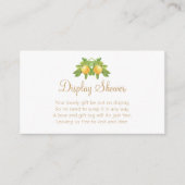 小さなかわいこちゃんがオレンジ色のディスプレイシャワーを提供している エンクロージャーカード (正面)