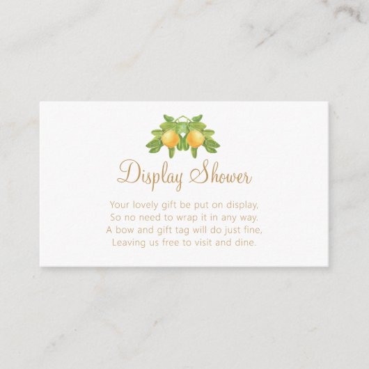 小さなかわいこちゃんがオレンジ色のディスプレイシャワーを提供している エンクロージャーカード (正面)