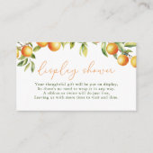 小さなかわいこちゃんがオレンジ色のディスプレイシャワーを提供している エンクロージャーカード (正面)