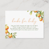 小さなかわいこちゃんがオレンジ色の本のベビーに向かっている エンクロージャーカード (正面)