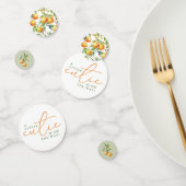 小さなかわいこちゃんがオレンジ色の赤ちゃんシャワーの途中にある コンフェッティ (グループ)