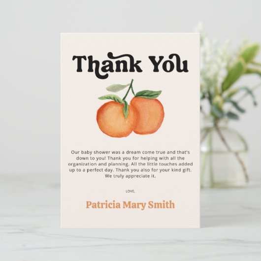小さなかわいこちゃんがオレンジ色の赤ちゃんシャワーの途中にある サンキューカード (スタンド正面)
