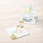 小さなかわいこちゃんがオレンジ色の赤ちゃんシャワーの途中にある スクエアペーパーコースター (インサイチュ)