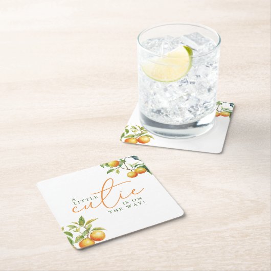 小さなかわいこちゃんがオレンジ色の赤ちゃんシャワーの途中にある スクエアペーパーコースター (インサイチュ)