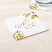 小さなかわいこちゃんがオレンジ色の赤ちゃんシャワーの途中にある スクエアペーパーコースター (アングル)