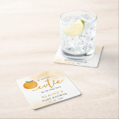 小さなかわいこちゃんがオレンジ色の赤ちゃんシャワーの途中にある スクエアペーパーコースター (インサイチュ)