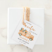 小さなかわいこちゃんがオレンジ色の赤ちゃんシャワーの途中にある フェイバータグ (インサイチュ)