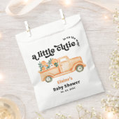 小さなかわいこちゃんがオレンジ色の赤ちゃんシャワーの途中にある フェイバーバッグ (クリップ留めされた状態)