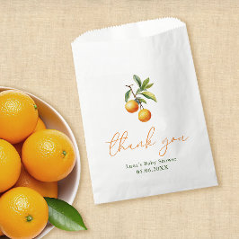 小さなかわいこちゃんがオレンジ色の赤ちゃんシャワーの途中にある フェイバーバッグ