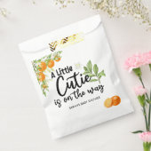 小さなかわいこちゃんがオレンジ色の赤ちゃんシャワーの途中にある フェイバーバッグ (封をした状態)