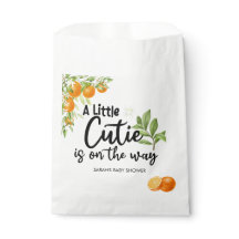 小さなかわいこちゃんがオレンジ色の赤ちゃんシャワーの途中にある