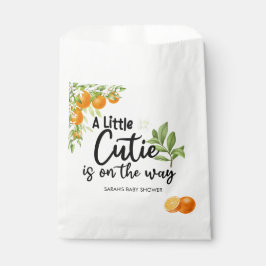 小さなかわいこちゃんがオレンジ色の赤ちゃんシャワーの途中にある フェイバーバッグ