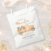 小さなかわいこちゃんがオレンジ色の赤ちゃんシャワーの途中にある フェイバーバッグ (クリップ留めされた状態)