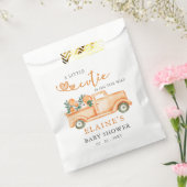 小さなかわいこちゃんがオレンジ色の赤ちゃんシャワーの途中にある フェイバーバッグ (封をした状態)