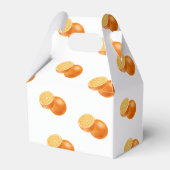 小さなかわいこちゃんがオレンジ色の赤ちゃんシャワーの途中にある フェイバーボックス (裏面サイド)