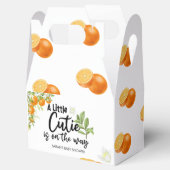 小さなかわいこちゃんがオレンジ色の赤ちゃんシャワーの途中にある フェイバーボックス (オープン)