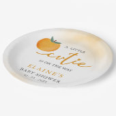 小さなかわいこちゃんがオレンジ色の赤ちゃんシャワーの途中にある ペーパープレート (アングル)