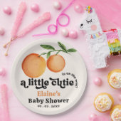 小さなかわいこちゃんがオレンジ色の赤ちゃんシャワーの途中にある ペーパープレート (パーティー)