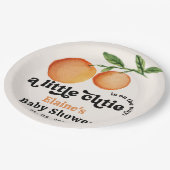 小さなかわいこちゃんがオレンジ色の赤ちゃんシャワーの途中にある ペーパープレート (アングル)