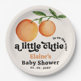 小さなかわいこちゃんがオレンジ色の赤ちゃんシャワーの途中にある ペーパープレート