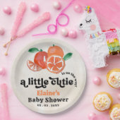 小さなかわいこちゃんがオレンジ色の赤ちゃんシャワーの途中にある ペーパープレート (パーティー)