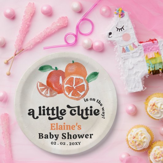 小さなかわいこちゃんがオレンジ色の赤ちゃんシャワーの途中にある ペーパープレート (パーティー)