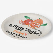 小さなかわいこちゃんがオレンジ色の赤ちゃんシャワーの途中にある ペーパープレート (アングル)