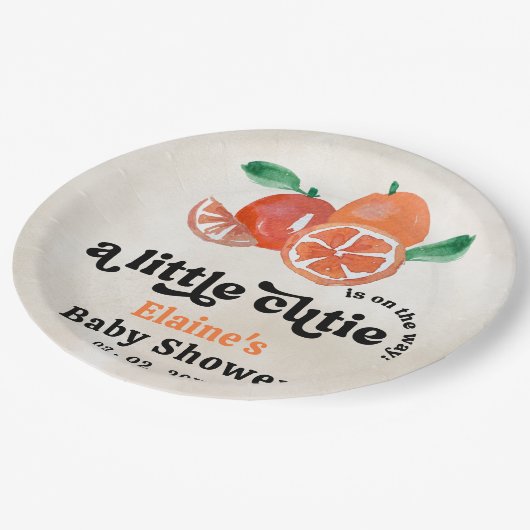 小さなかわいこちゃんがオレンジ色の赤ちゃんシャワーの途中にある ペーパープレート (アングル)
