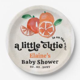 小さなかわいこちゃんがオレンジ色の赤ちゃんシャワーの途中にある ペーパープレート