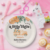 小さなかわいこちゃんがオレンジ色の赤ちゃんシャワーの途中にある ペーパープレート (パーティー)