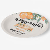 小さなかわいこちゃんがオレンジ色の赤ちゃんシャワーの途中にある ペーパープレート (アングル)