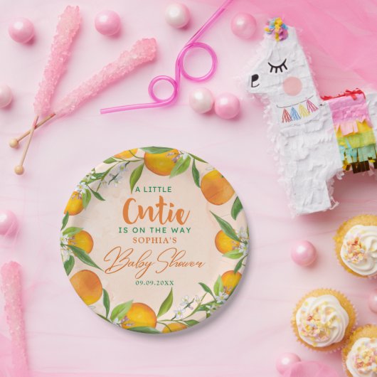 小さなかわいこちゃんがオレンジ色の赤ちゃんシャワーの途中にある ペーパープレート (パーティー)